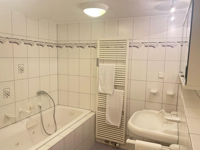 Großes Badezimmer
