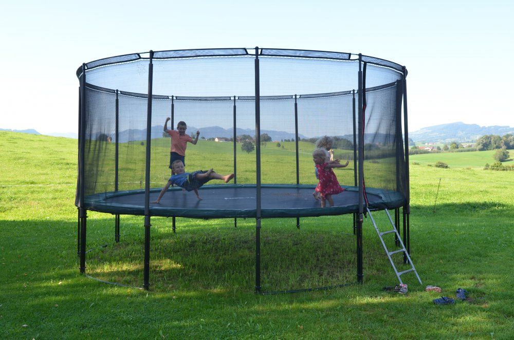 das Riesentrampolin sorgt für Bewegung und Spaß