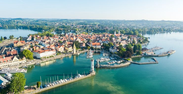 Luftbild der Insel Lindau mit Blick auf Hafeneinfahrt