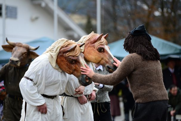 Der Bauer versucht die Pferde zu beruhigen