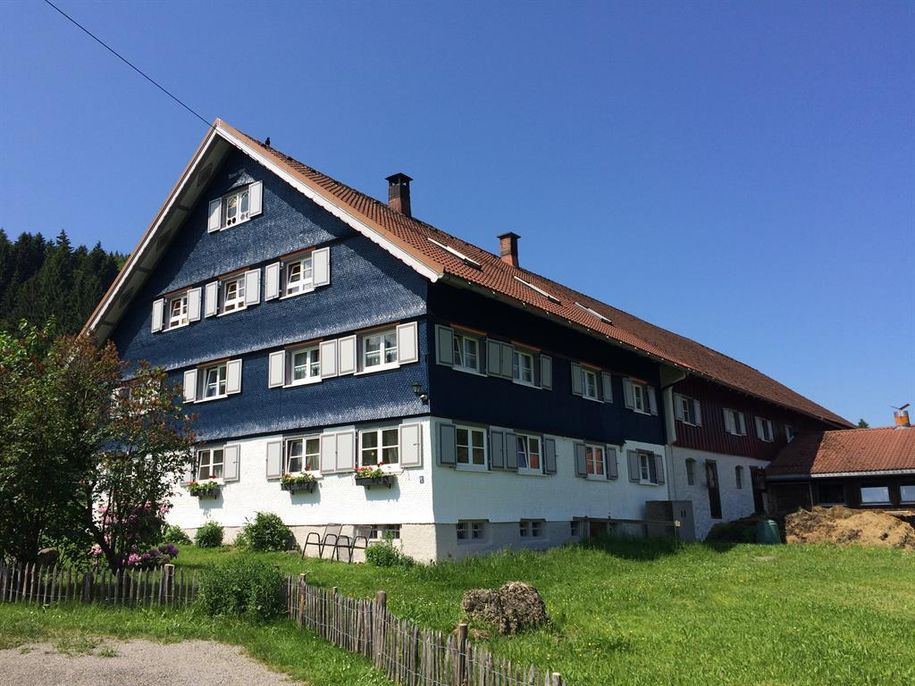 Neu gestrichener Hof