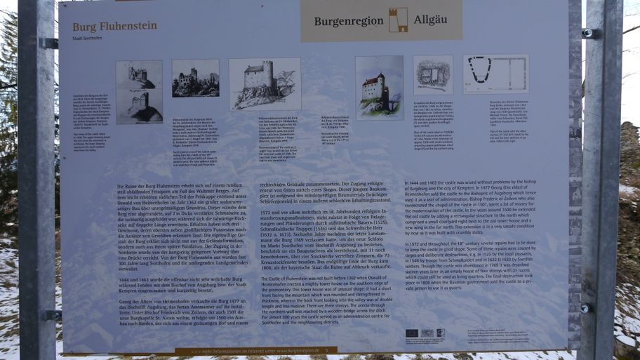 Eine Tafel informiert über die Burgruine.