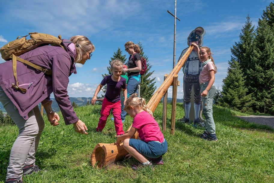 Alphornspieler auf dem MounTeens-Detektivweg
