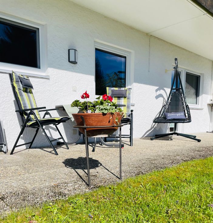 Ost-Terrasse Sitzgelegenheit und Swing Lounger