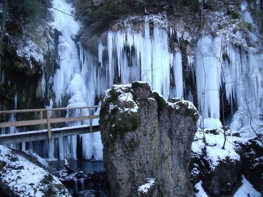 Wasserfall_im_Winter