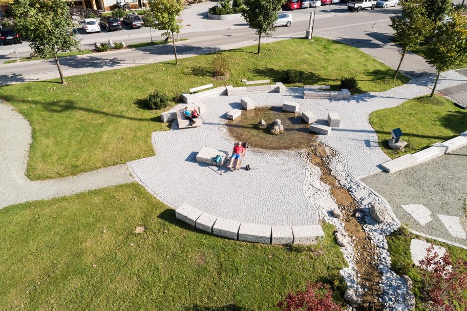 Dorfplatz Balderschwang mit Ruheliegen und Brunnen