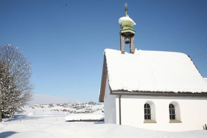 Kapelle_mit_Winterlandschaft