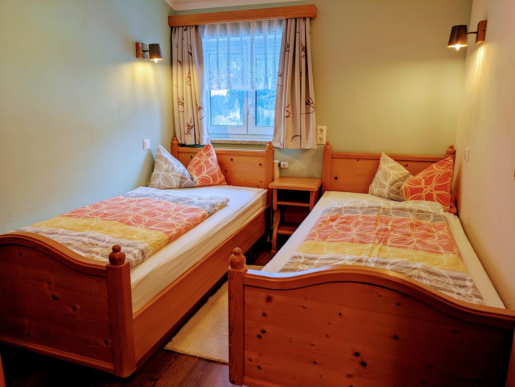 Enzian Schlafzimmer 2