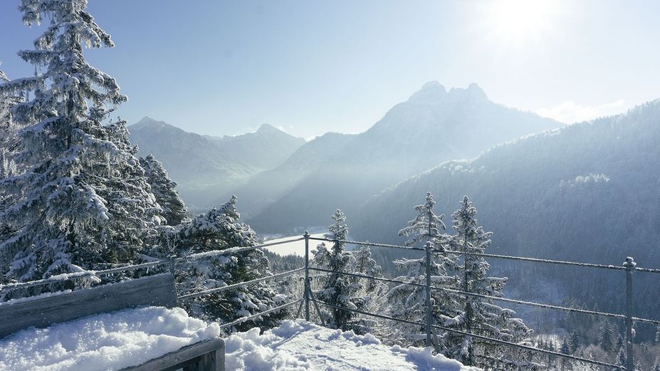 Winterliche Aussicht auf Schwansee und Säuling vom Kalvarienberg in Füssen