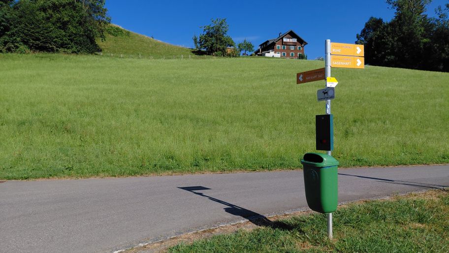 Wegweiser beim Tennisplatz Langenegg