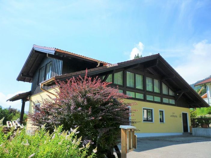 Hausansicht im Sommer