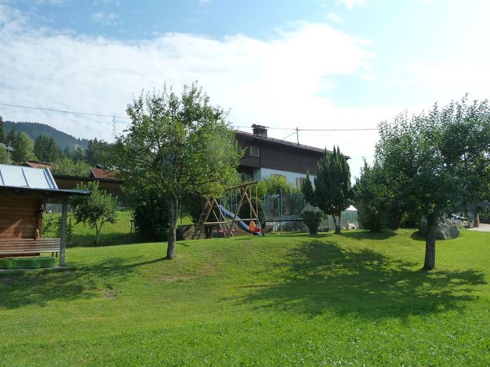 Rasen mit Spielplatz
