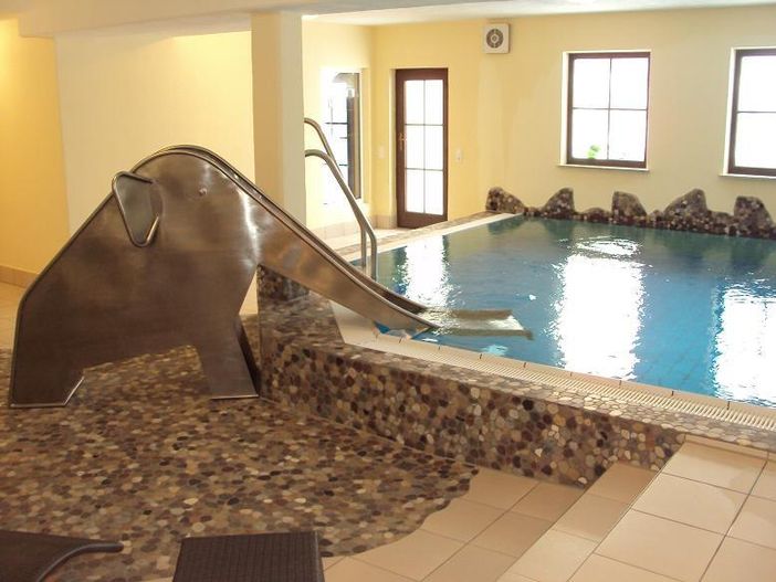 Kinderrutsche im Schwimmbad