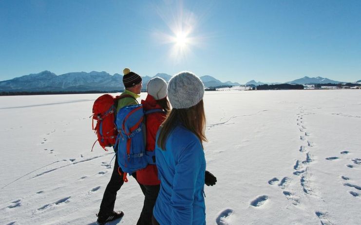 Wanderung entlang des zugefrorenen Hopfensees