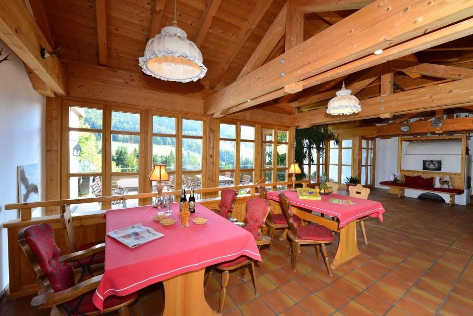 Eingangshalle mit Kachelofen