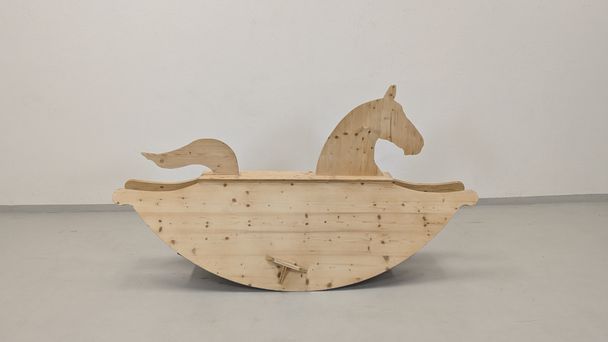 Simon Kießler, Dizzy/Schaukelpferd, 2021, Holz, 110 x 200 x 60 cm