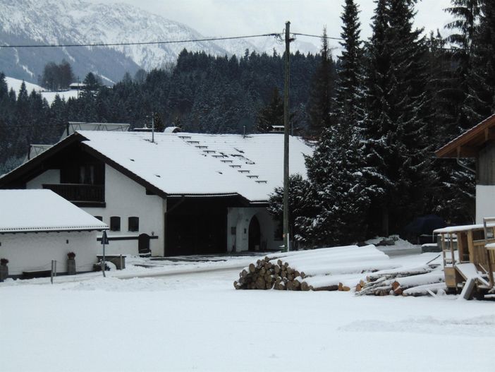 Blick auf Haus im Winter