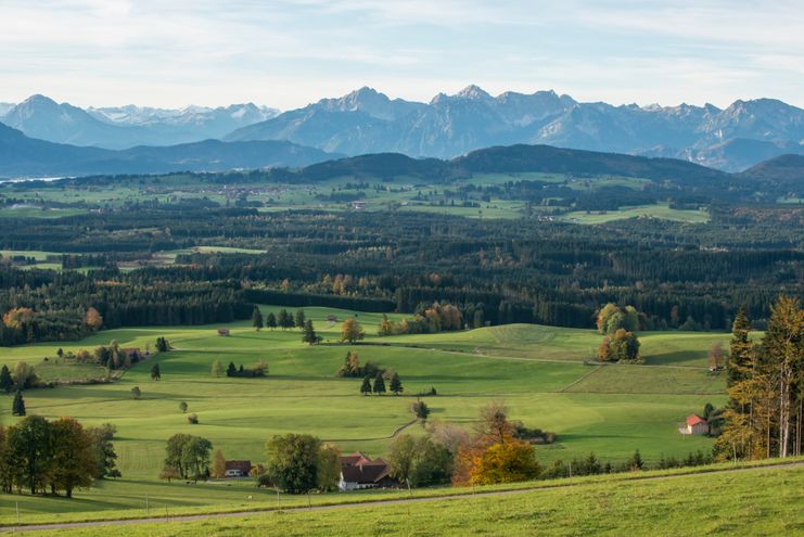Blick vom Auerberg ins Alpenvorland
