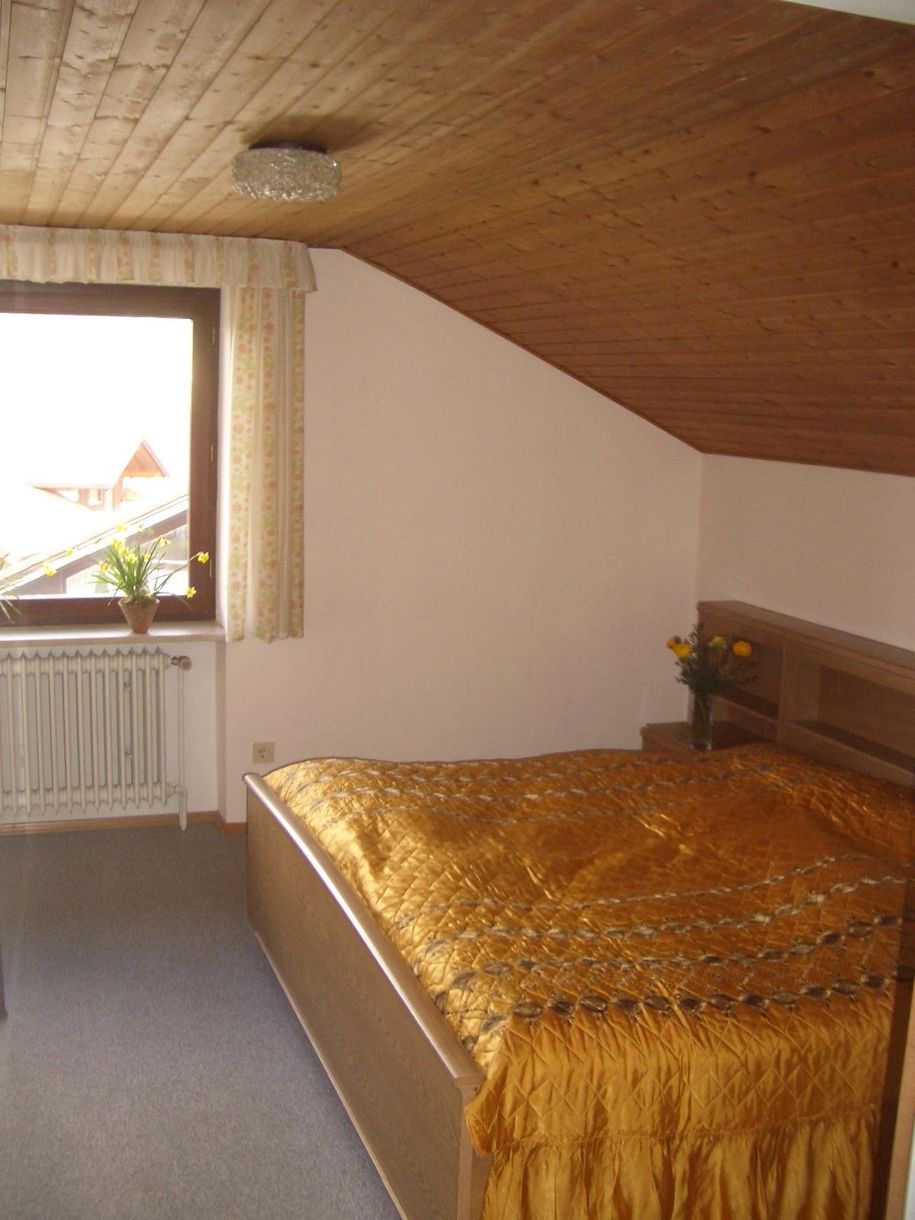 Zweites Schlafzimmer mit Waschbecken