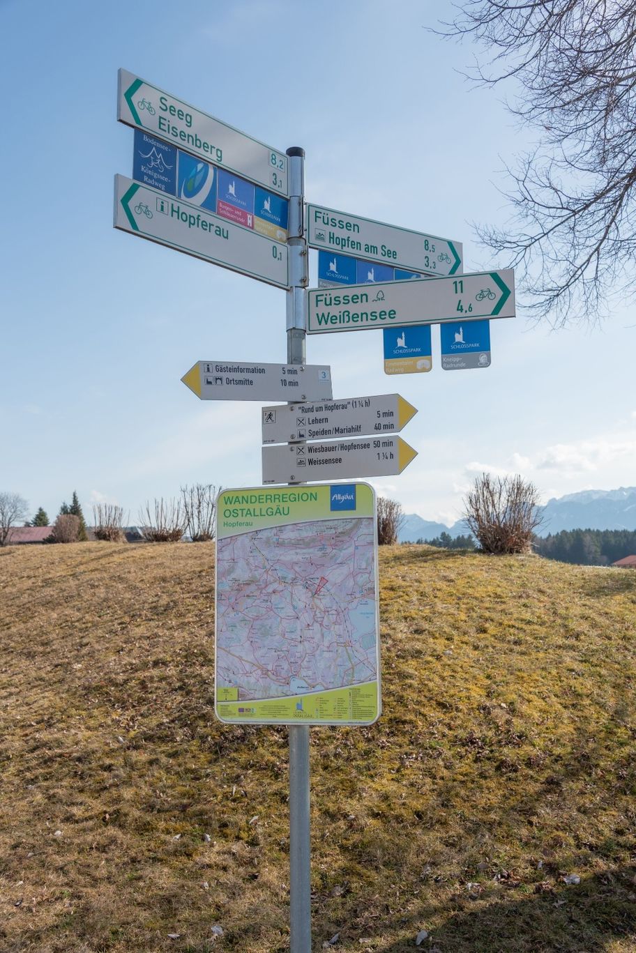Wanderwegweiser mit Karte direkt am Parkplatz zur Orientierung.
