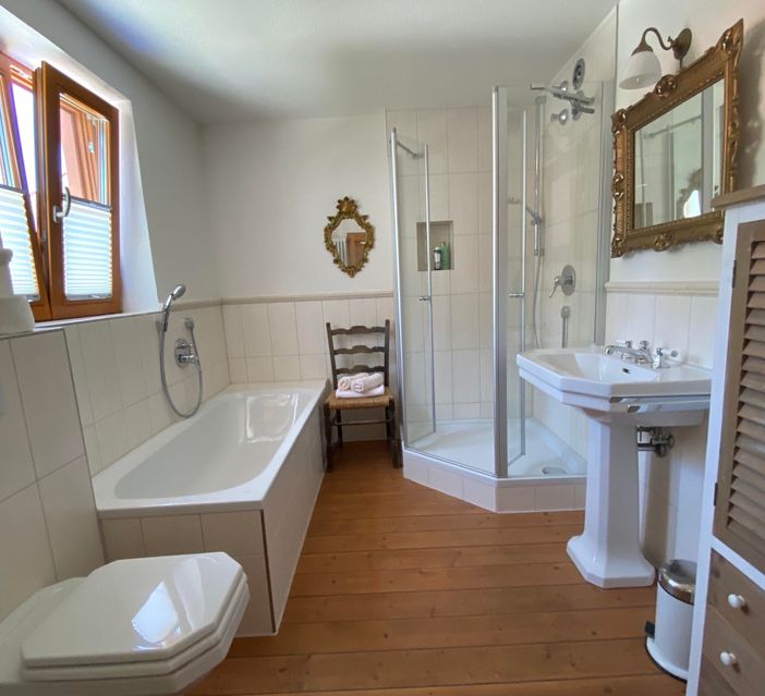 Badezimmer mit Dusche und Badewanne