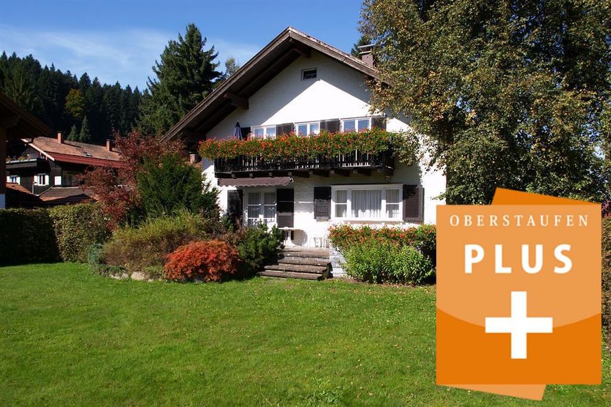 2020_Haus Evi_Außenansicht Sommer_m. Logo