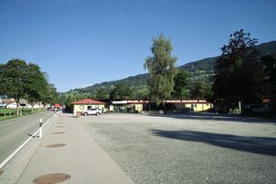 Der Parkplatz liegt direkt am Schwimmbad Bad Hindelang und gegenüber der Hornbahn mit Bikepark (Sommer) und Rodelbahnen (Winter).