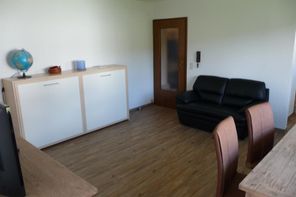 Wohn-/Esszimmer mit Schrankbett