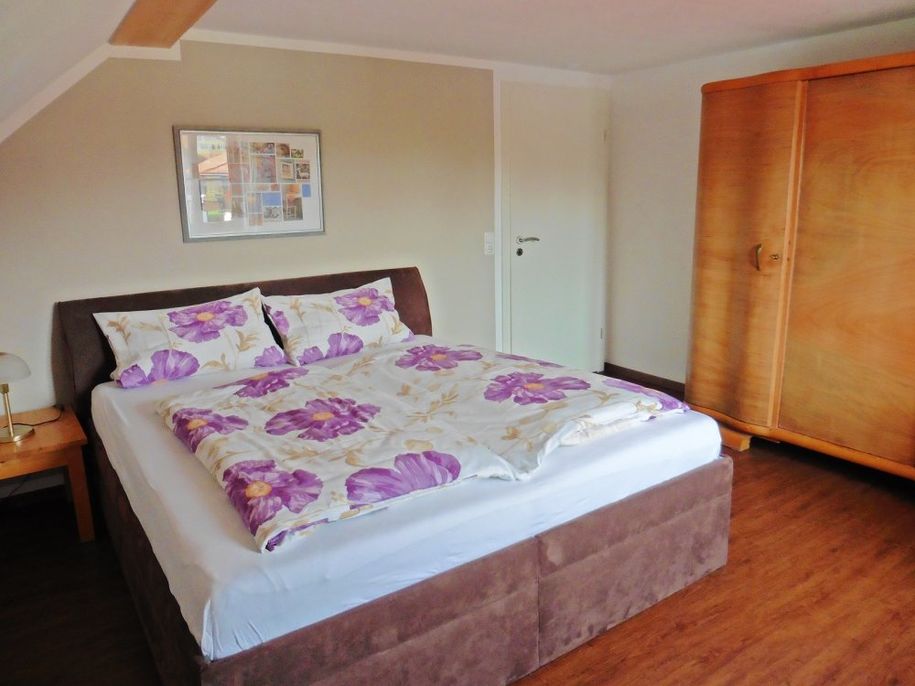 Schlafzimmer 1