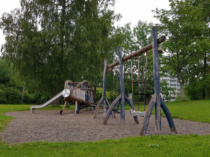 Ein Kinderspielplatz in Sichtweite