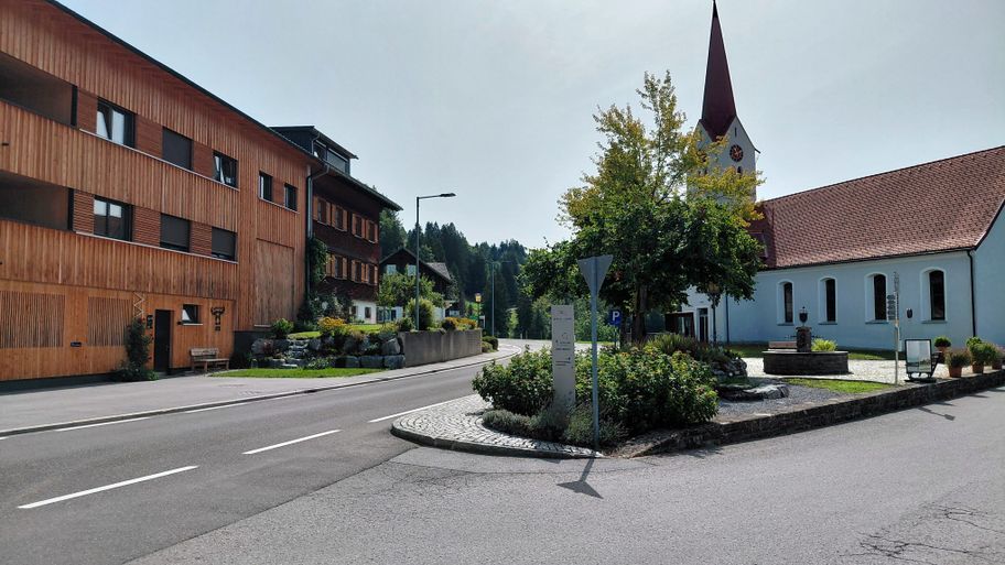 Sibratsgfäller Dorfplatz mit Kirche