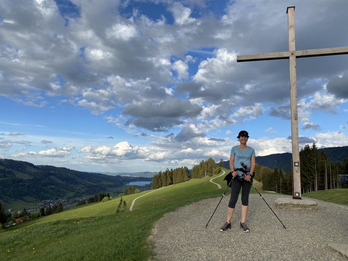Brigitte Hündle Gipfelkreuz Alpsee im Hintergrund