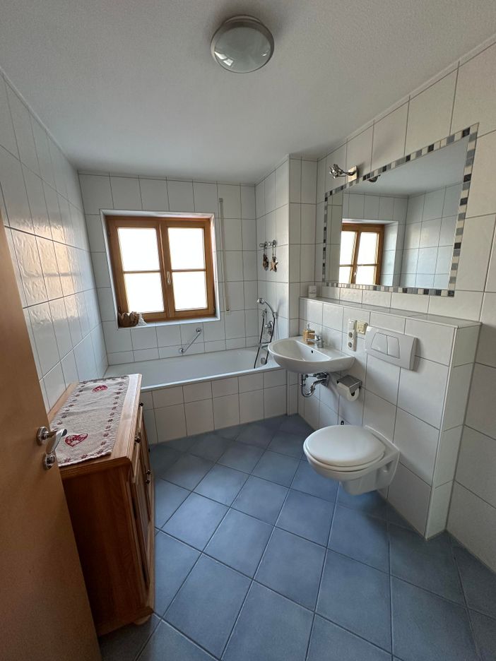Tageslichtbad mit Wanne und bodengleicher Dusche