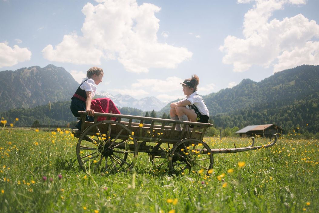 Kinder im Leiterwagen
