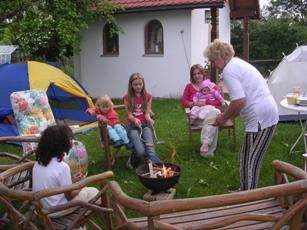 Gemeinsames Grillen gehört im Urlaub einfach dazu