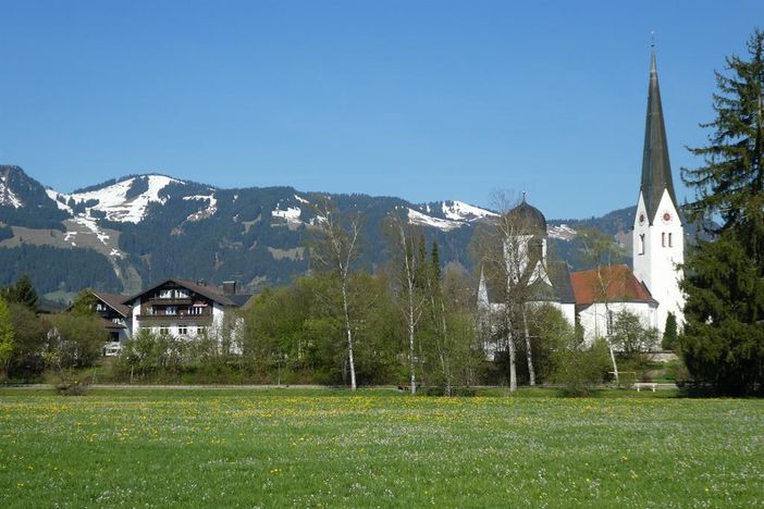 Kirche von Fischen mit Berge