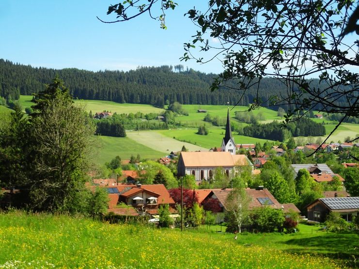 Pfarrkirche St. Pelagius Weitnau Frühling