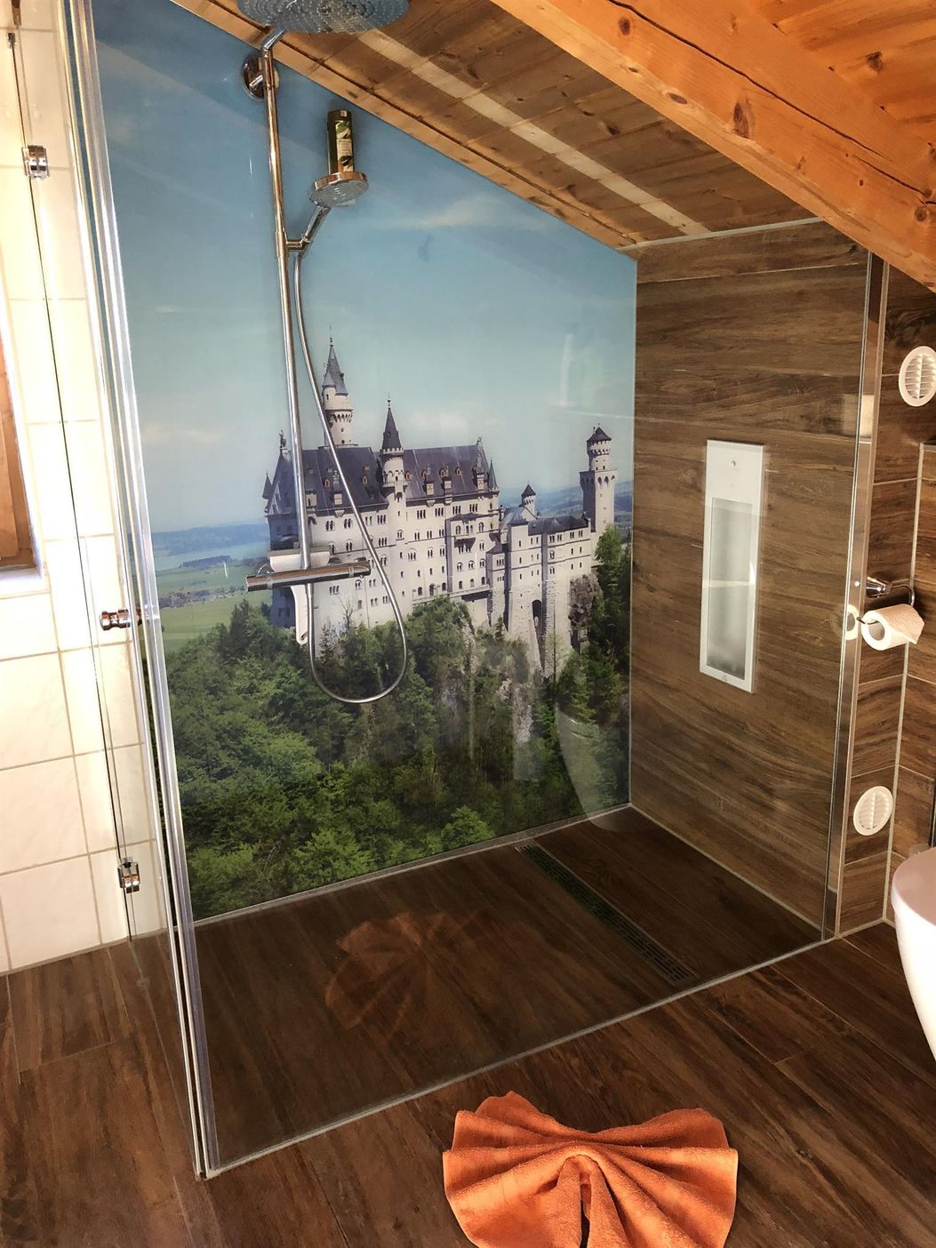 große Walk-in- Regendusche Fewo Alpenjuwel