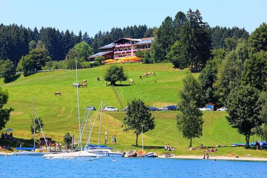 blick_vom_see_zum_hotel