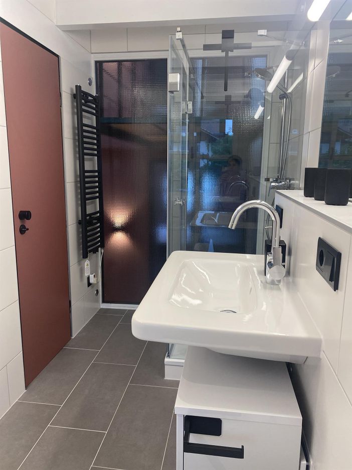Badezimmer mit Blick zur Dusche
