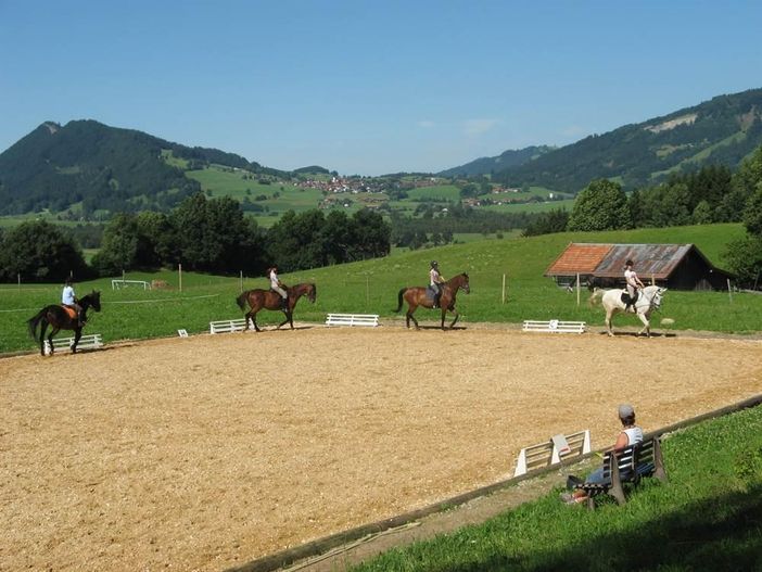 Sandplatz  des Reitstalls