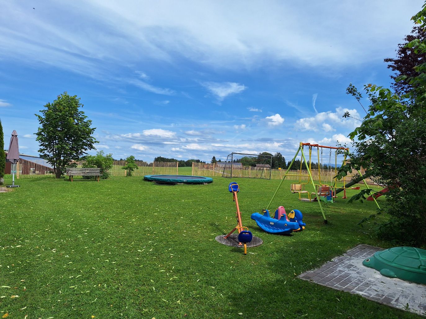 Garten mit Trampolin