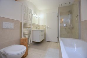 Badezimmer Blick zur Türe