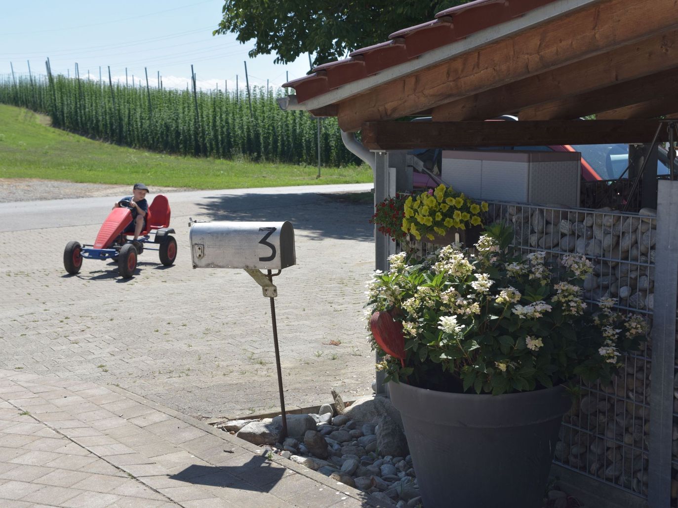 Kettcar und Carport