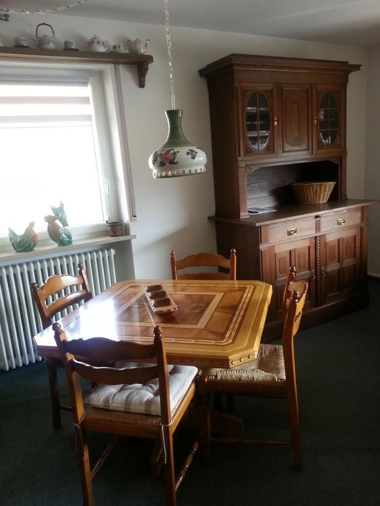 FeWo1: Tisch & Schrank