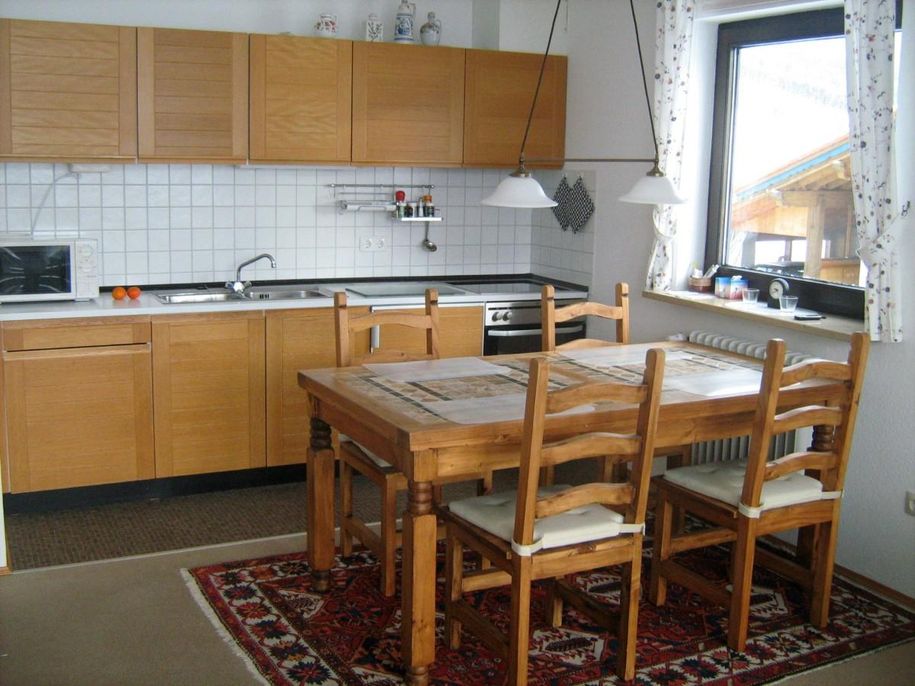Küchenzeile mit Esstisch