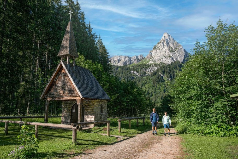 Gedenkkapelle am Wankerfleck mit Blick auf den Geiselstein