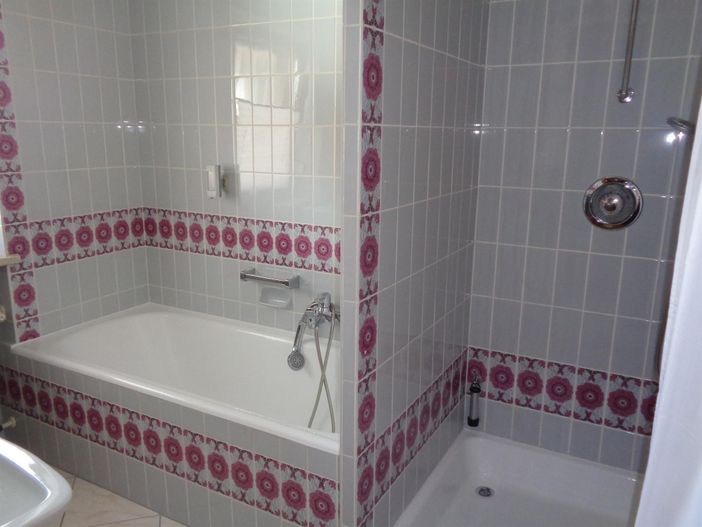 Bad mit Dusche und Badewanne