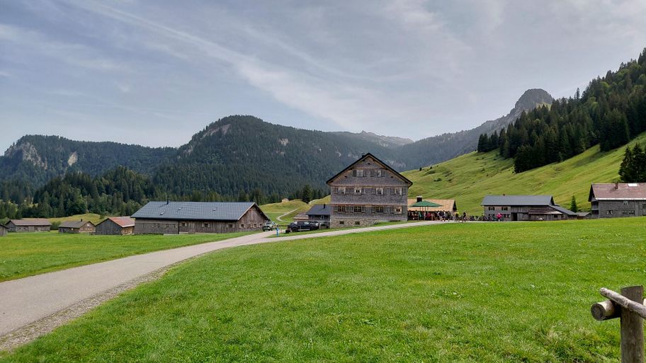 Jagdgasthof Egender mit dem Hohen Ifen im Hintergrund