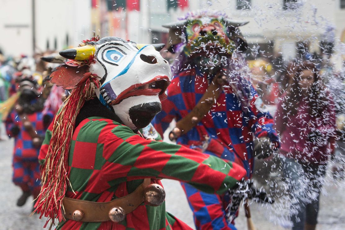 isny-winter-fasnetsumzug-bunte-kuehe-im-konfettiregen